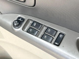 【電動格納ミラー】サイドミラーは電動格納式となっており、狭い駐車場でもキズがつくリスクを抑えられます。