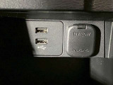 USB差込口・シガーソケット差込口がございます。