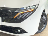 【LEDヘッドライト】悪天候や夜間走行時も良好な視界を確保し安心して運転できる高輝度LEDヘッドライトを装備!点灯速度が早く、消費電力も抑えられています。