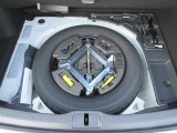 スペアタイヤと車載工具が積み込まれています!!