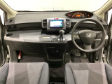 車内は光触媒抗菌消臭施工済です。インパネ周りはスタイリッシュなデザインです。グローブボックスやカップホルダーのほかにトレーなどたくさんの収納スペースが付いています。