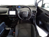 革巻き(合皮製)ステアリングで快適な操作性の運転席です。