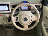 インテリアに合わせたデザインのステアリングは、運転される方のことも考え、運転しやすい形状、大きさです。是非一度、実際に触ってお確かめください。