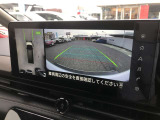 ◆アラウンドビューモニター◆ひと目で周囲の状況がわかるため、スムースに駐車できます。さらに、人や自転車など周囲に動くものがいる場合に表示とブザーで注意を促します。