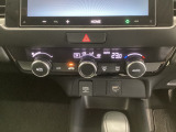 エアコンスイッチは運転席・助手席から操作しやすくスイッチ周りはとてもすっきりしています