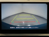 【バックモニター】後ろのカメラの映像がモニターに映し出されるので、後方の見えない死角や、障害物との距離などもしっかり安全確認することができます!