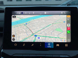 タッチスクリーンをタップするかスワイプするだけですべての機能を呼び出せます。Apple CarPlayおよびAndroid Autoに対応しスマートフォンとのシームレスな 連携も実現。さらに、USBポートを標準装備しています。