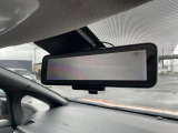 車両後方のカメラ映像を映し出し、車内の状況や、天候などに影響されずいつでもクリアな後方視界が得られるインテリジェントル-ムミラ-が装備されております。