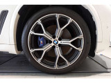 【BMWアロイホイール】軽量かつ強度に拘ったアロイホイール。走行性能ポテンシャルを引き出す設計。タイヤのサイドウォールが強化されたランフラットタイヤは、パンク時にタイヤがつぶれてもリムから外れません。