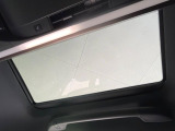 【パノラマルーフ】大型のガラスルーフ搭載で車内の解放感が一気にアップ!開放的なドライブをお楽しみいただけます。