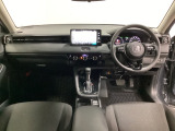 車内は光触媒抗菌消臭施工済です。スタイリッシュなデザインでスポーティなインパネ周りを演出します。グローブボックスやカップホルダーのほかにトレーなどたくさんの収納スペースが付いています。