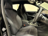 【コックピットシート】BMW車の主役席。車体中央にくる様に配置し車両重心とが一致する事でドライバーと車との一体感あるドライビングを実現。人間工学に基づき形成した形状が長時間のドライブ疲労も軽減します!