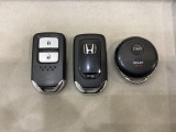 スマートキーを装備しています。鍵を差し込むことなくドアロックの開け閉めと、スタートボタン操作でのエンジンスタートができます。加えて、純正リモコンエンジンスターター用の操作キーもついています。