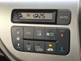 【オートエアコン】一度お好みの温度に設定すれば、車内の温度を検知し風量や温度を自動で調整。暑い&hellip;寒い&hellip;と何度もスイッチ操作をする必要はありません。快適な車内空間には必須の機能ですね♪