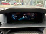 いつの時代もライバル車よりスポーティーな感性を積極的に取り入れてきたプジョー独特のインパネ造形です