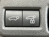 【パワーバックドア】スマートキーや運転席のボタンを押すだけでリアゲートが自動で開閉します!荷物を持っている時や、高い位置にあるバックドアを閉める際に便利な機能です♪