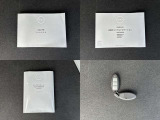 各取り扱い説明書、整備手帳、スマートキー2本つきです。