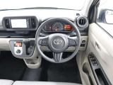 運転席側から見た写真です、お車にマッチングするように考えられたインパネデザイン!沢山のスイッチ類も運転させる方が使いやすい位置に配置されていますね!