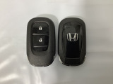 スマートキーを装備しています。鍵を差し込むことなくドアロックの開け閉めと、スタートボタン操作でのエンジンスタートができます。スペアキーも同じものを用意しております。