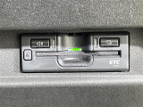 【ETC】有料道路を利用する際に料金所で停止することなく通過できる、ETC車載器(ノンストップ自動料金収受システム機器)が装備されています。セットアップを行うことで利用可能になります。