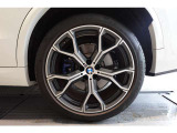 【BMWアロイホイール】軽量かつ強度に拘ったアロイホイール。走行性能ポテンシャルを引き出す設計。タイヤのサイドウォールが強化されたランフラットタイヤは、パンク時にタイヤがつぶれてもリムから外れません。