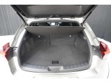 ハンズフリーパワーバックドアは、両手が荷物でふさがっているときでも、キーを携帯している状態であれば、リヤバンパーの下に足を出し入れすることで自動開閉します。