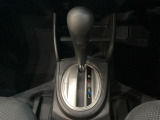 CVT車のセレクトレバーです。低速から高速まで、変速ショックのないスムーズな走りを実現するとともに、エンジン効率のよい領域を維持することで燃費にも貢献します。