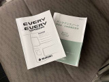 メンテナンスノート、取扱説明書ですね。 車の情報が凝縮されています。 車の整備記録が記載されている大事な物ですよ。