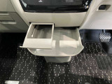 ミニテーブルとしてもカップホルダーとしても使用できる2WEY仕様です!使用しないときは収納できるのでスマートな車内空間を維持できます♪