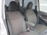 便利な運転席/助手席アームレストが付いてリラックスできます。