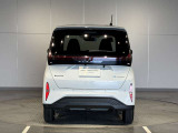 前・後方に車両や壁などの障害物がある場合、クルマが誤操作を察知して、衝突を未然に防ぎます。