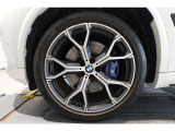 【BMWアロイホイール】軽量かつ強度に拘ったアロイホイール。走行性能ポテンシャルを引き出す設計。タイヤのサイドウォールが強化されたランフラットタイヤは、パンク時にタイヤがつぶれてもリムから外れません。
