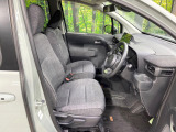 運転席まわりには十分なスペースがあり、大柄な方でもゆったり運転していただける環境です。