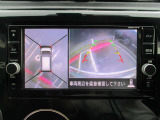 上空から見下ろしているかのように駐車できるアラウンドビューモニター。車庫入れや縦列駐車に役立ちます。