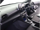 シックな色使いの運転席周りですね。すっきりとしたデザインで上品な色使いです。居心地の良い運転席長く座ってられるリラックスできるデザインがいいですね。