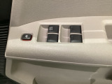 パワーウインドウは運転席でドア4枚とも上下の操作ができるようになっています。子供さんが勝手に操作できないようにロックすることも可能です。