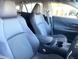 運転席まわりには十分なスペースがあり、大柄な方でもゆったり運転していただける環境です。