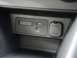 CD/DVD再生プレーヤーは装備されておりませんがフルセグTVチューナー、USB端子やブルートゥースオーディオは備えています。
