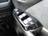 運転席ドアには各ウインドウの集中操作が可能となっています。
