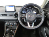 【運転席インテリアデザイン】左右対称のインテリアデザインでドライバーを包み込み運転に集中できるように設計されています。