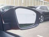 アシストシステムは、前方衝突および後退時の緊急ブレーキはもちろん、車線はみ出し抑制、サイドミラーに映らない後方死角の車両接近時の警告など、接触事故を未然に防ぐ機能も充実しています。