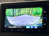【バックカメラ】駐車時に後方がリアルタイム映像で確認できます。大型商業施設や立体駐車場での駐車時や、夜間のバック時に大活躍!運転スキルに関わらず、今や必須となった装備のひとつです!