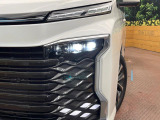 【LEDヘッドライト】悪天候や夜間走行時も良好な視界を確保し安心して運転できる高輝度LEDヘッドライトを装備!点灯速度が早く、消費電力も抑えられています。