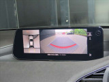 360度モニター搭載車ですので、低速時での不安を解消してくれます。この写真は右側はバックカメラですが、前進時にはフロントカメラにもなりますので歩行者や縁石なども確認することが可能です。