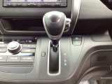 運転席周辺のスマートなレイアウトが、操作のしやすさを実現。快適なドライブをサポートします。