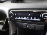温度コントロールフルオートエアコンです。運転席で温度設定ができます。冷え性の方が乗っても安心ですね♪
