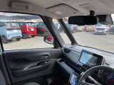 運転席からの、視界も良く運転しやすい車両です。フロントドアは、UVカット断熱ガラス機能で紫外線から守ります。