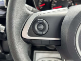 ステアリングスイッチ付き。前方から目を離すことなく操作することが可能です。