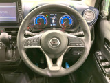 インテリアに合わせたデザインのステアリングは、運転される方のことも考え、運転しやすい形状、大きさです。是非一度、実際に触ってお確かめください。
