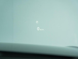 ヘッドアップディスプレイは運転中に役立つ情報をフロントガラスに映し出します。独自のレーザー技術により、直射日光が当たるような状況にも対応。走行速度、ナビゲーションなどの情報を、クリアに表示します。